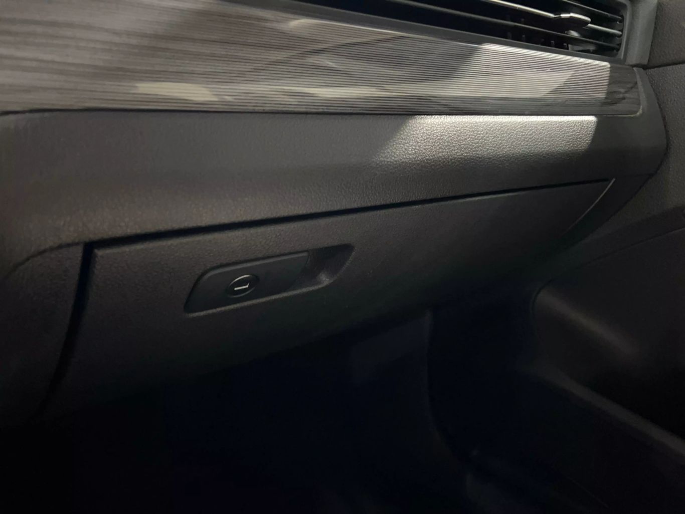 2020 VOLKSWAGEN PASSAT SEDAN 4-CYL, TURBO, 2.0 LITER R-LINE SEDAN 4D