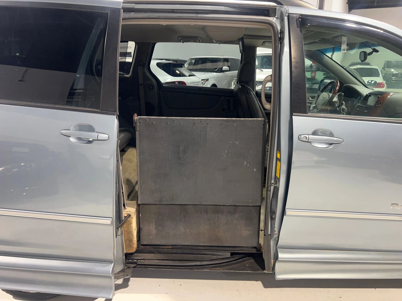 2004 TOYOTA SIENNA VAN V6, 3.3 LITER XLE MINIVAN 4D