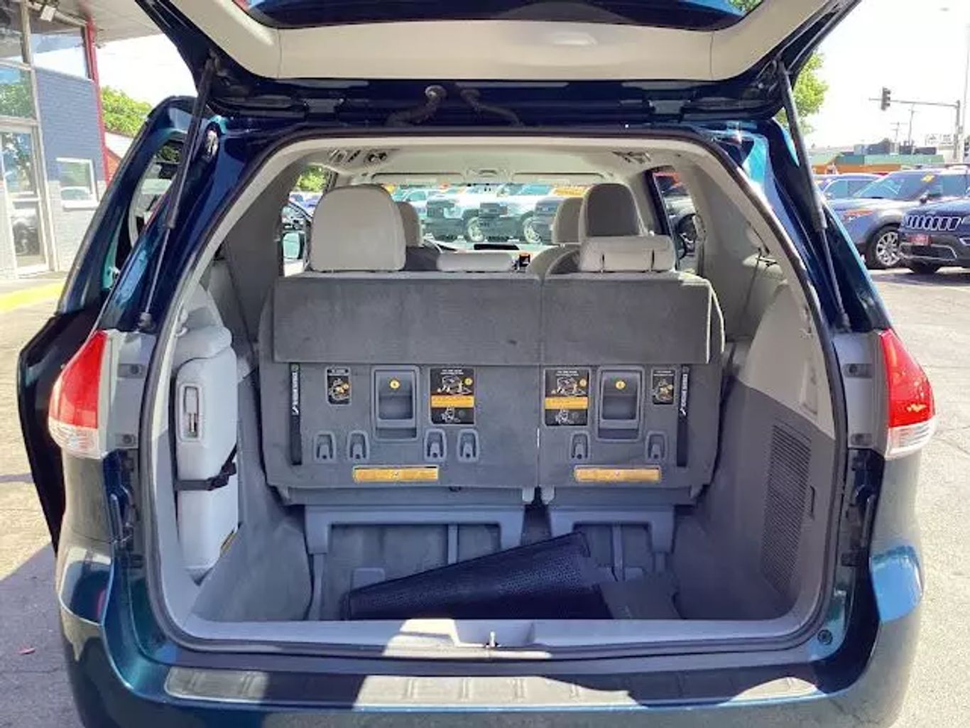 2012 Toyota Sienna - Image 13