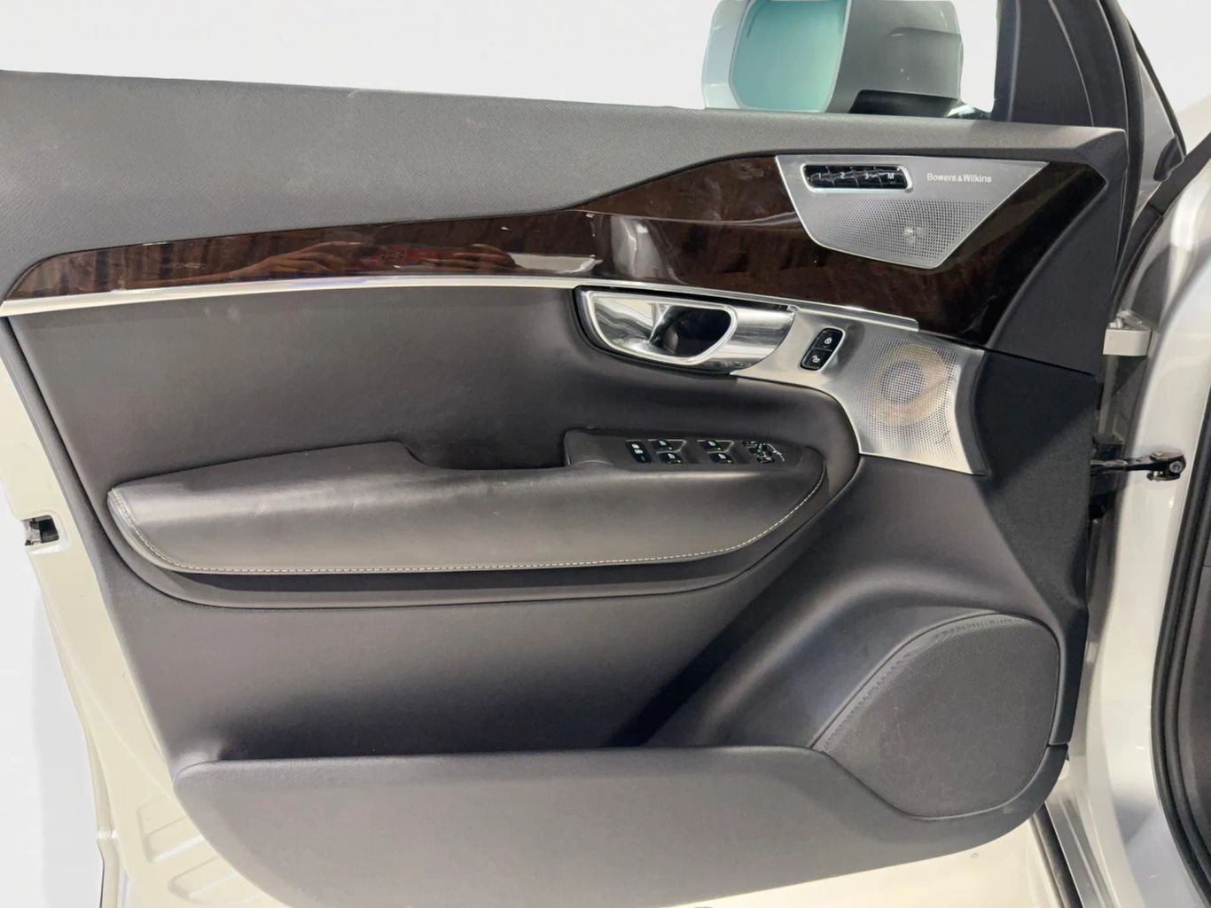 2017 VOLVO XC90 SUV 4-CYL, DRV-E SPRCHGD 2.0T T6 MOMENTUM SPORT UTILITY 4D