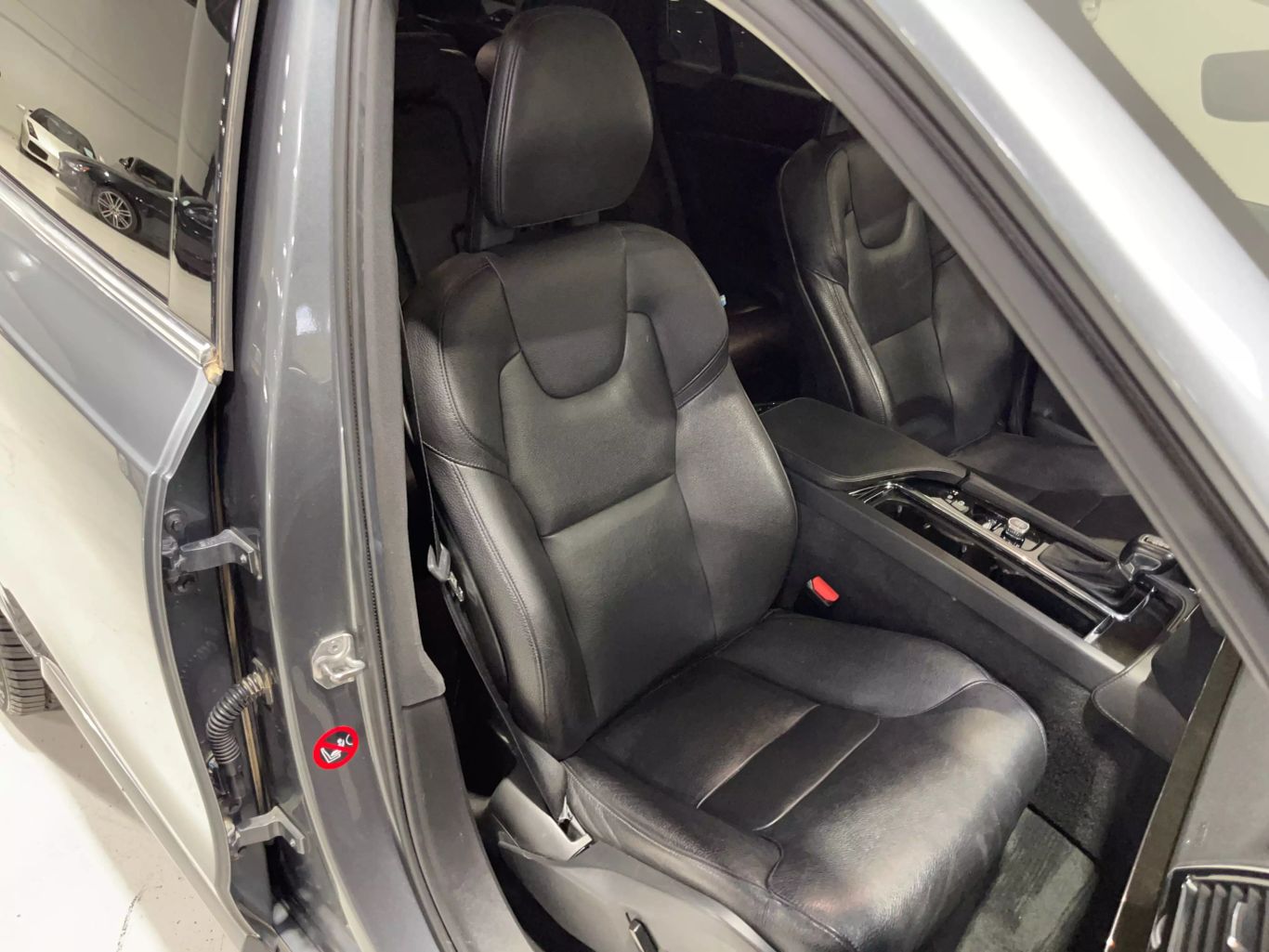 2018 VOLVO XC90 SUV 4-CYL, DRIVE-E, TURBO, SUPERCHARGED, 2.0 LITER T6 MOMENTUM SPORT UTILITY 4D