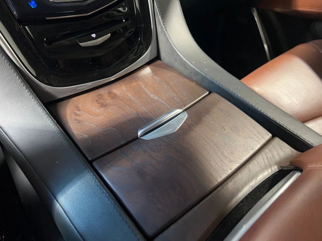 2020 CADILLAC ESCALADE SUV V8, 6.2 LITER LUXURY SPORT UTILITY 4D