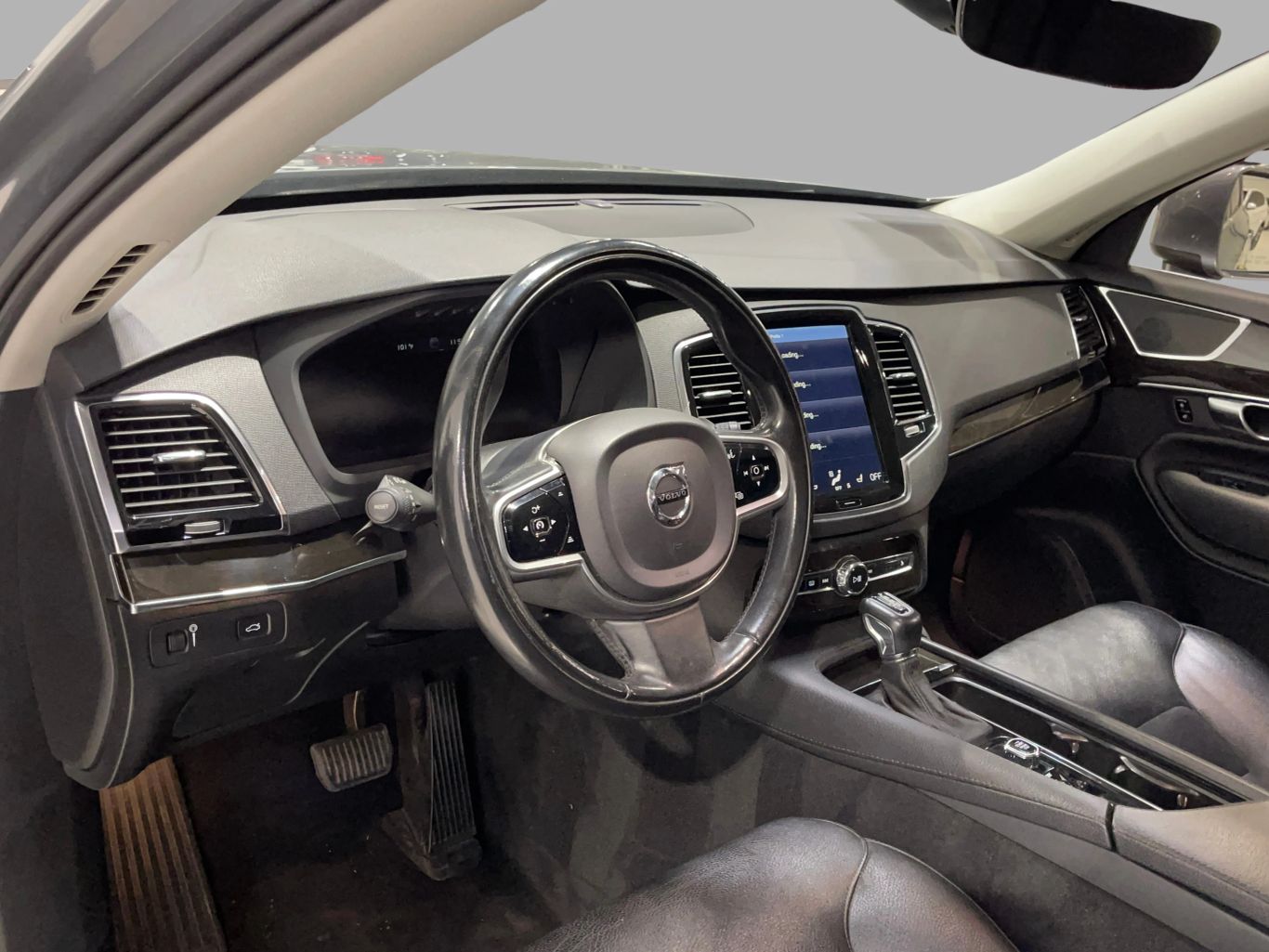 2018 VOLVO XC90 SUV 4-CYL, DRIVE-E, TURBO, SUPERCHARGED, 2.0 LITER T6 MOMENTUM SPORT UTILITY 4D