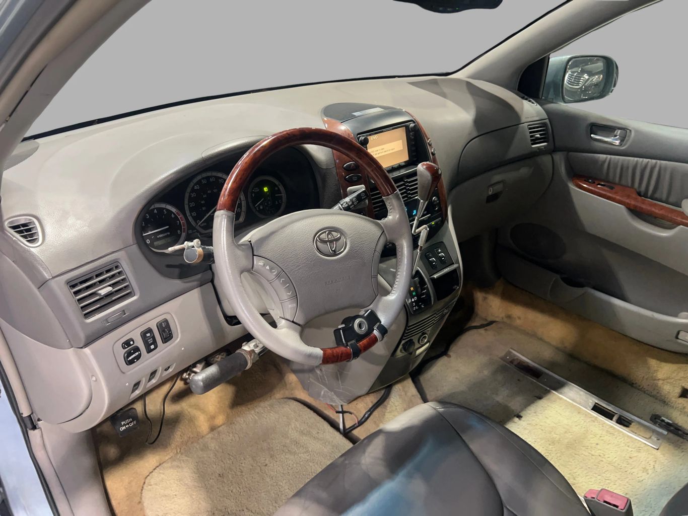 2004 TOYOTA SIENNA VAN V6, 3.3 LITER XLE MINIVAN 4D