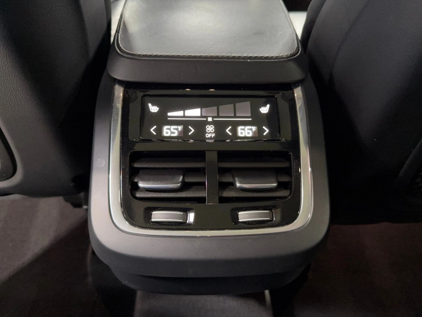 2017 VOLVO XC90 SUV 4-CYL, DRV-E SPRCHGD 2.0T T6 MOMENTUM SPORT UTILITY 4D