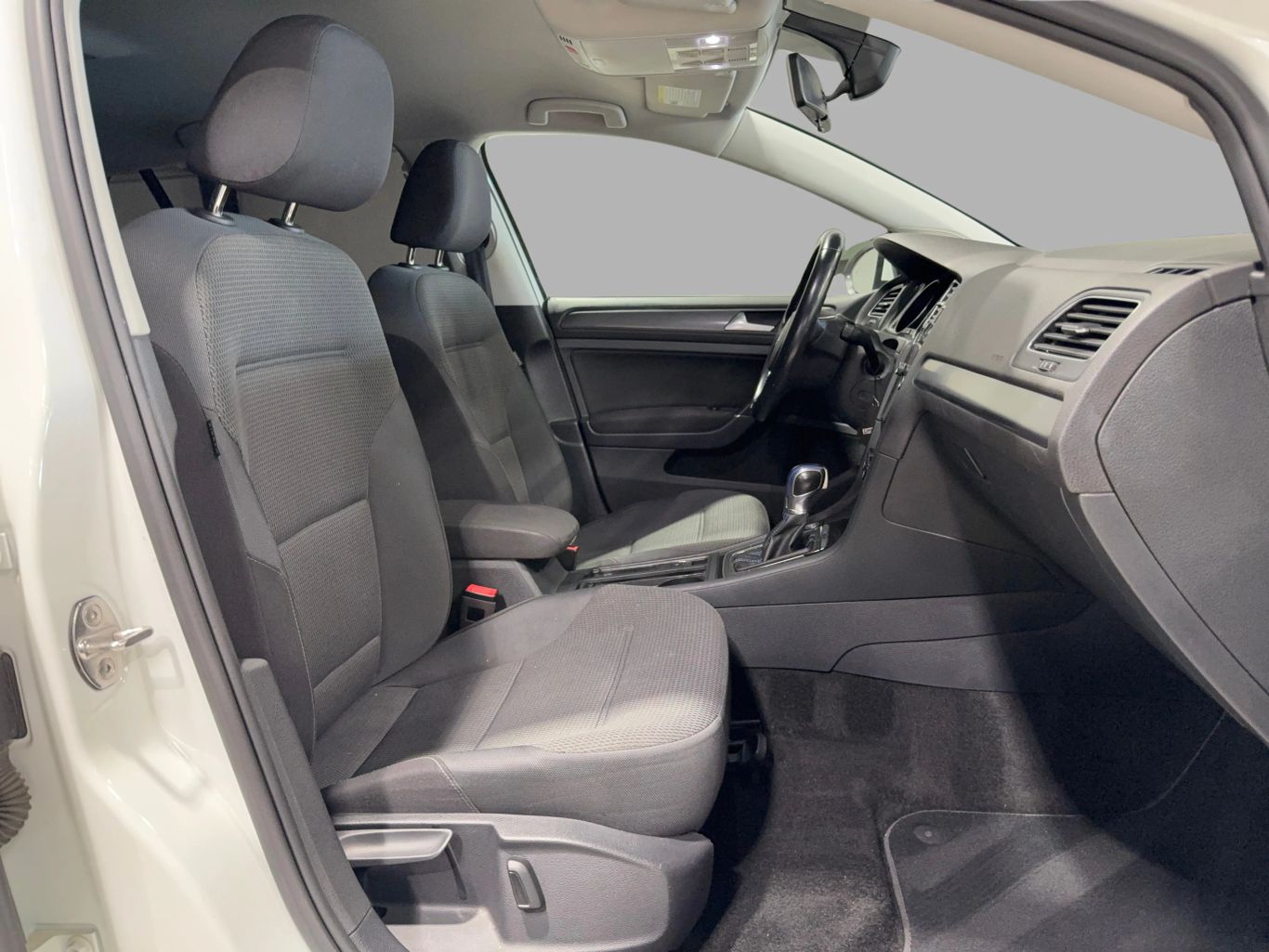 2019 VOLKSWAGEN E-GOLF HATCHBACK ELECTRIC MOTOR, 100 KW SE HATCHBACK SEDAN 4D