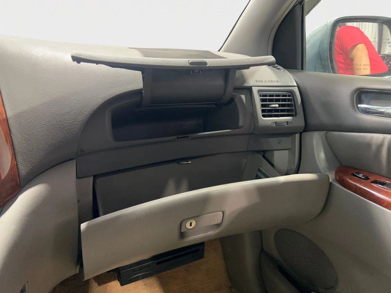 2004 TOYOTA SIENNA VAN V6, 3.3 LITER XLE MINIVAN 4D