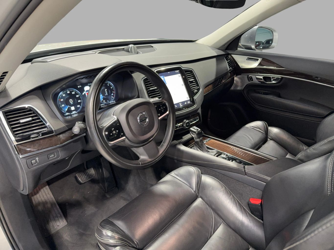 2017 VOLVO XC90 SUV 4-CYL, DRV-E SPRCHGD 2.0T T6 MOMENTUM SPORT UTILITY 4D