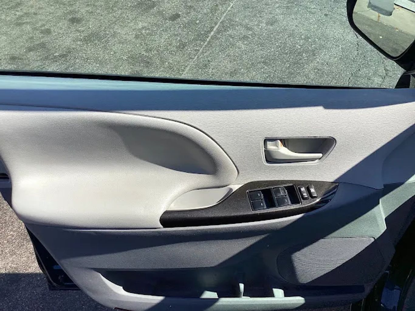 2012 Toyota Sienna - Image 15