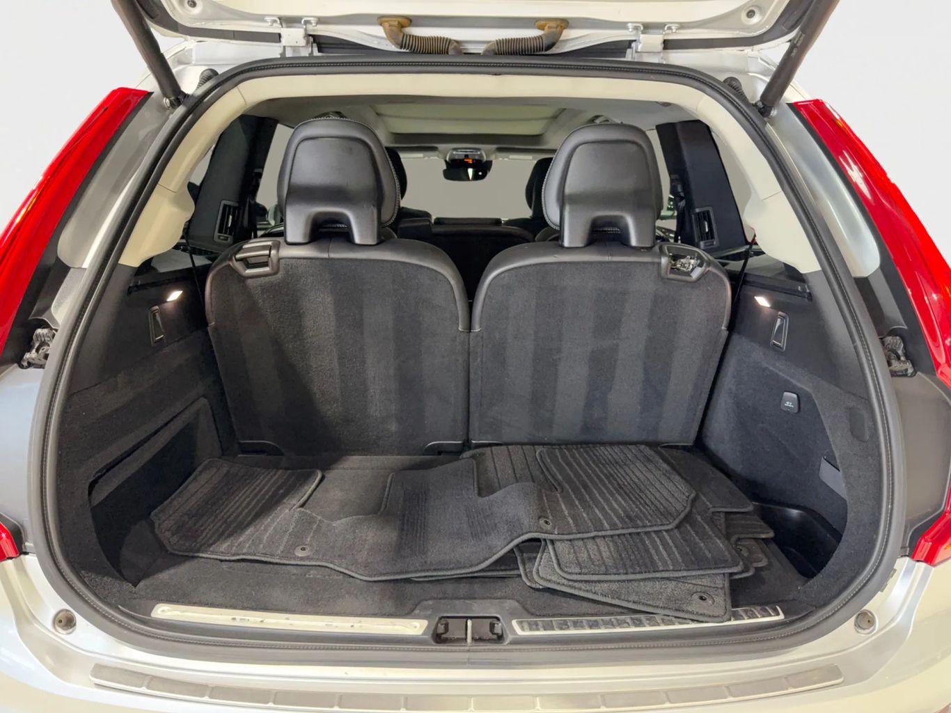2017 VOLVO XC90 SUV 4-CYL, DRV-E SPRCHGD 2.0T T6 MOMENTUM SPORT UTILITY 4D