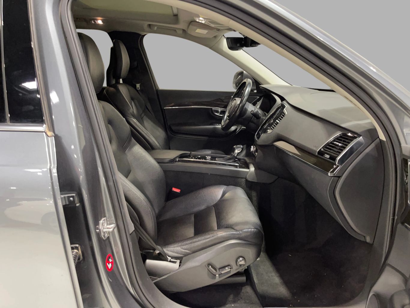 2018 VOLVO XC90 SUV 4-CYL, DRIVE-E, TURBO, SUPERCHARGED, 2.0 LITER T6 MOMENTUM SPORT UTILITY 4D