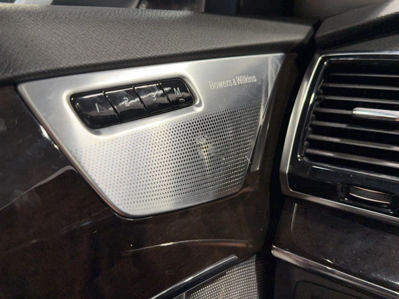 2017 VOLVO XC90 SUV 4-CYL, DRV-E SPRCHGD 2.0T T6 MOMENTUM SPORT UTILITY 4D