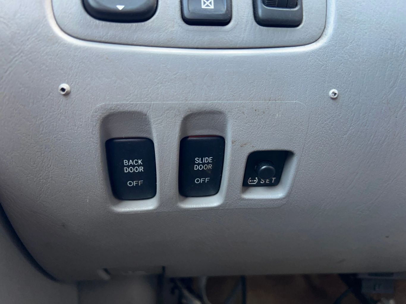 2004 TOYOTA SIENNA VAN V6, 3.3 LITER XLE MINIVAN 4D