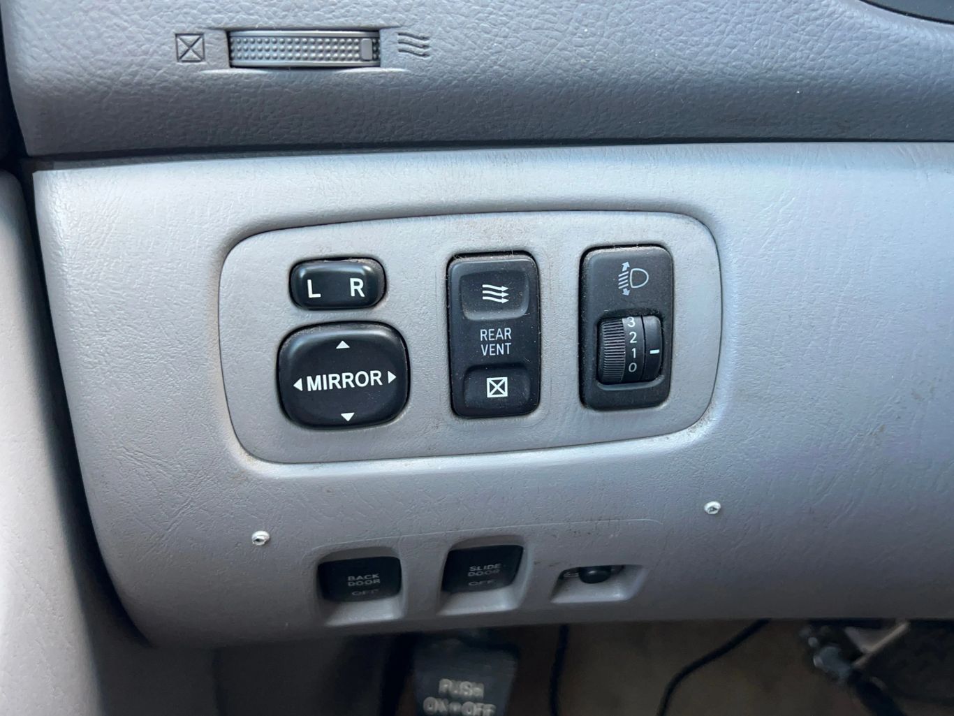2004 TOYOTA SIENNA VAN V6, 3.3 LITER XLE MINIVAN 4D