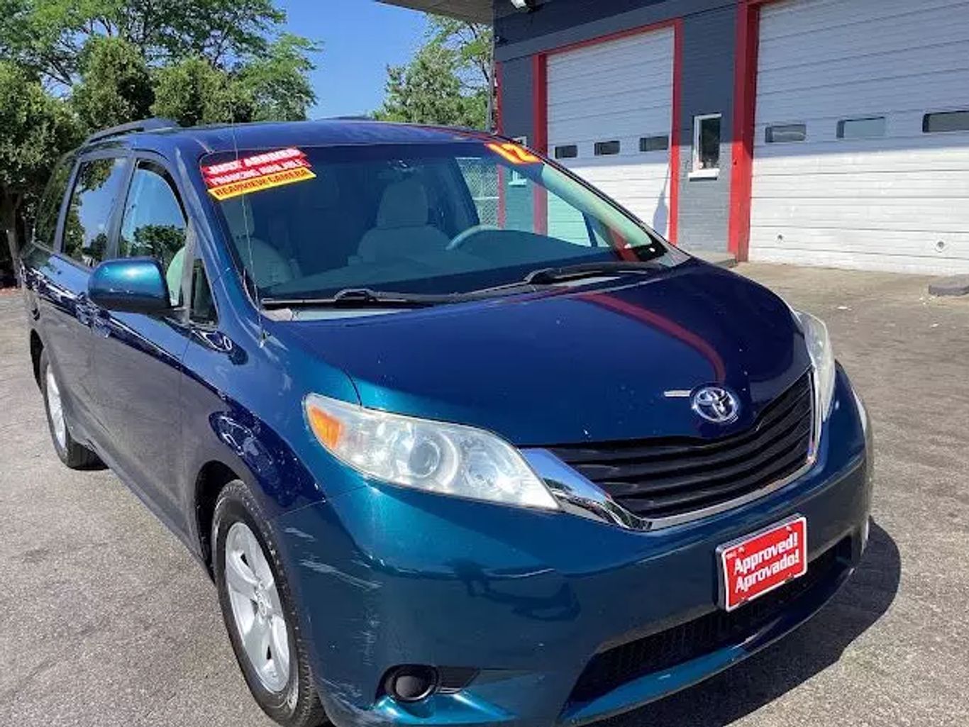 2012 Toyota Sienna - Image 2