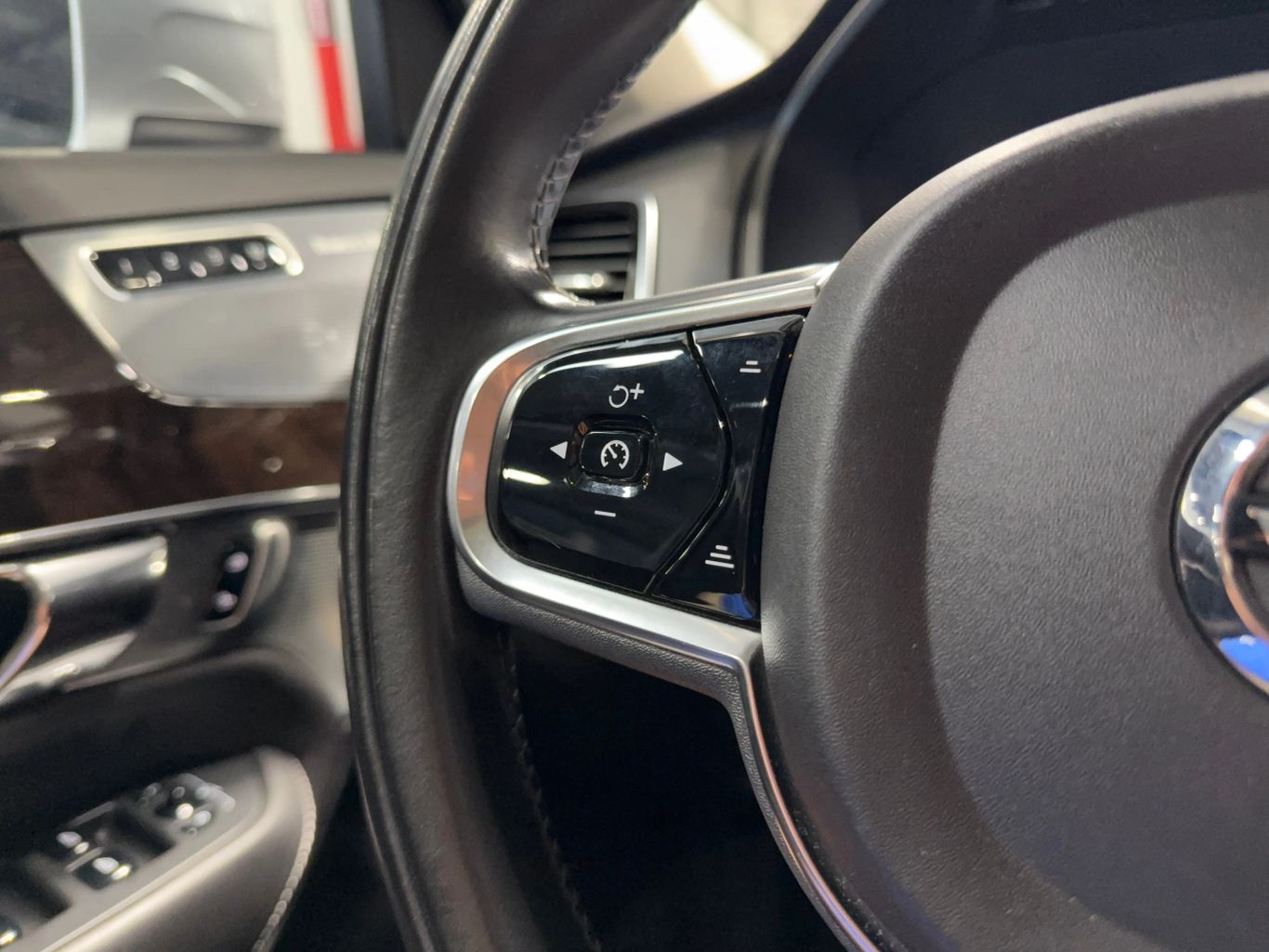 2017 VOLVO XC90 SUV 4-CYL, DRV-E SPRCHGD 2.0T T6 MOMENTUM SPORT UTILITY 4D
