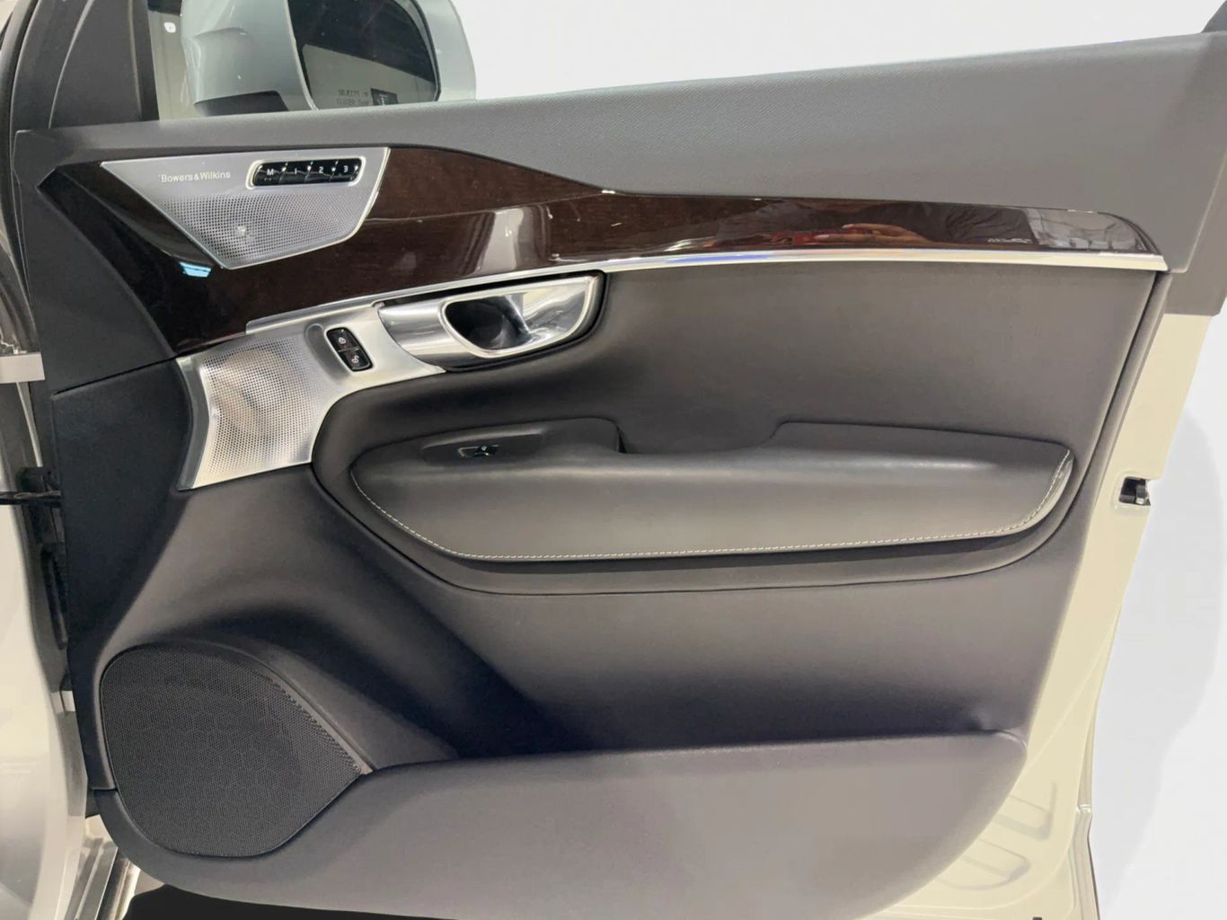2017 VOLVO XC90 SUV 4-CYL, DRV-E SPRCHGD 2.0T T6 MOMENTUM SPORT UTILITY 4D