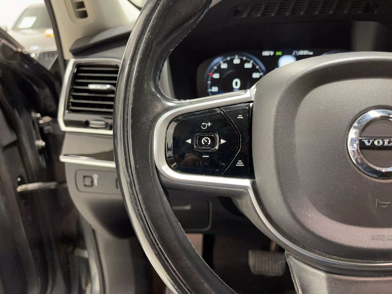 2018 VOLVO XC90 SUV 4-CYL, DRIVE-E, TURBO, SUPERCHARGED, 2.0 LITER T6 MOMENTUM SPORT UTILITY 4D