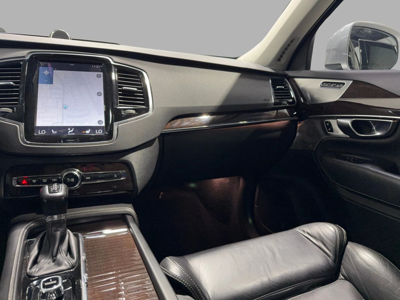 2017 VOLVO XC90 SUV 4-CYL, DRV-E SPRCHGD 2.0T T6 MOMENTUM SPORT UTILITY 4D