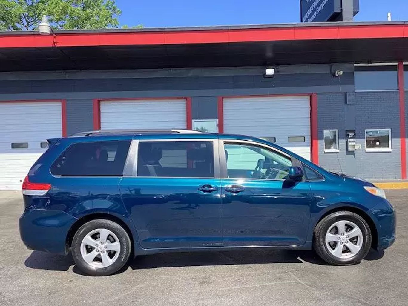2012 Toyota Sienna - Image 1