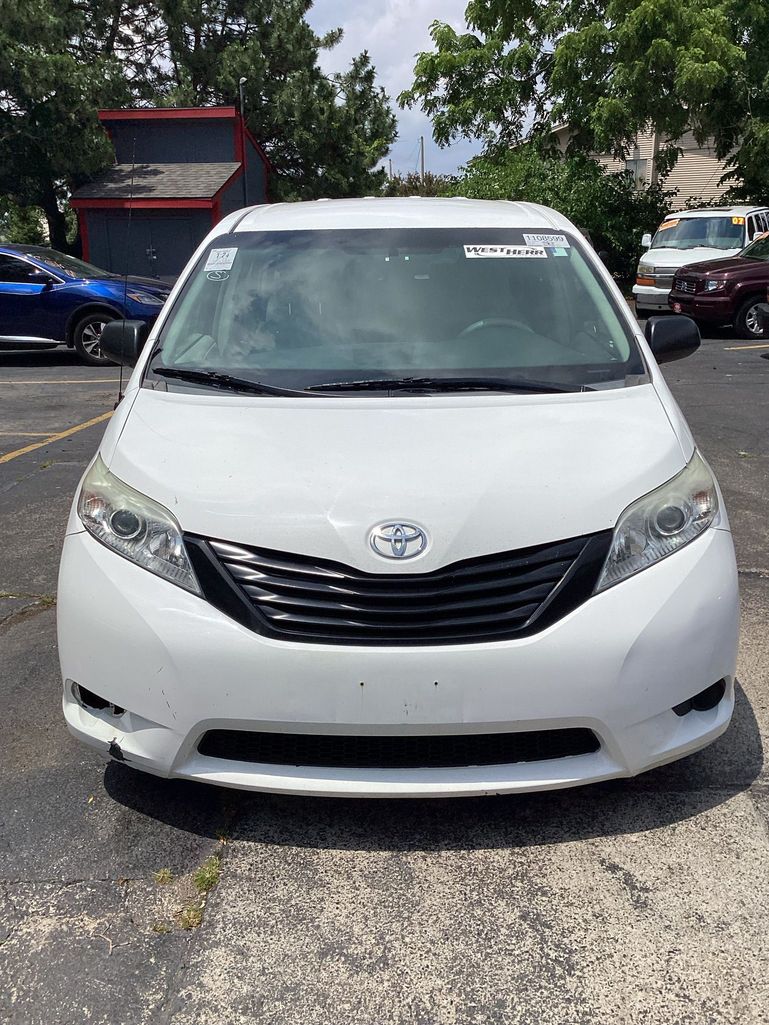 2014 Toyota Sienna - Image 1