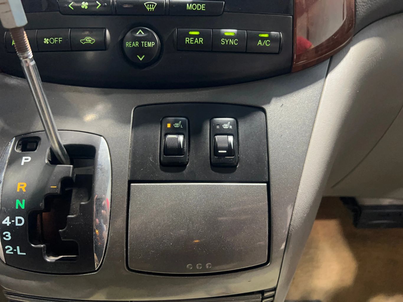 2004 TOYOTA SIENNA VAN V6, 3.3 LITER XLE MINIVAN 4D