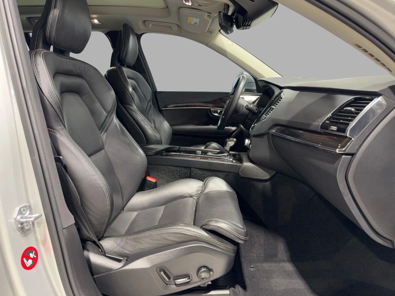 2017 VOLVO XC90 SUV 4-CYL, DRV-E SPRCHGD 2.0T T6 MOMENTUM SPORT UTILITY 4D