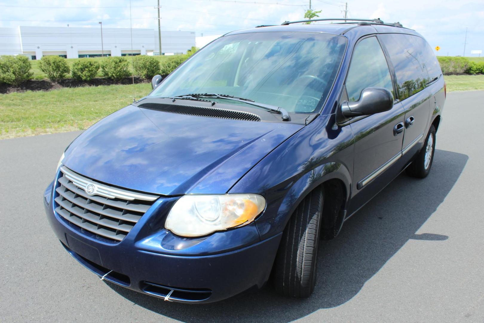 USED CHRYSLER TOWN & COUNTRY 2005 for sale in Chantilly