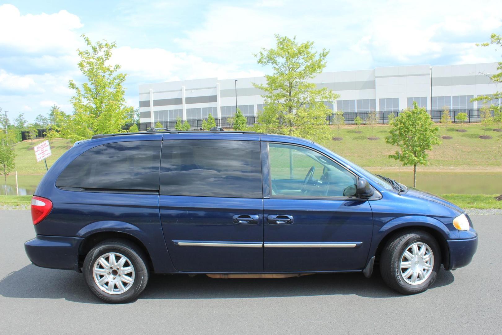 USED CHRYSLER TOWN & COUNTRY 2005 for sale in Chantilly