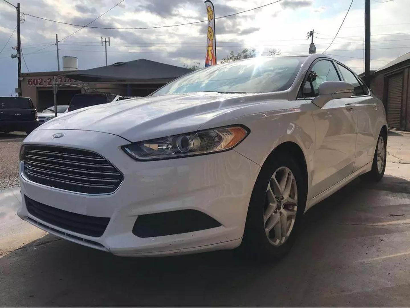 2014 Ford Fusion SE photo 2