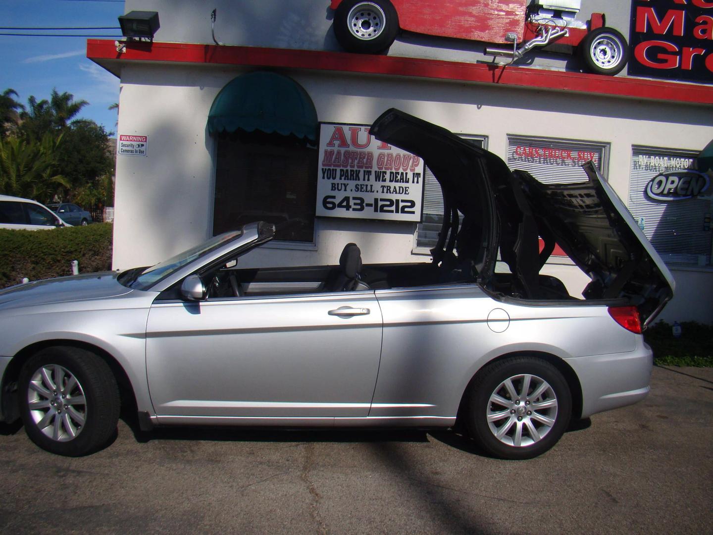 2010 Chrysler Sebring Touring photo 4