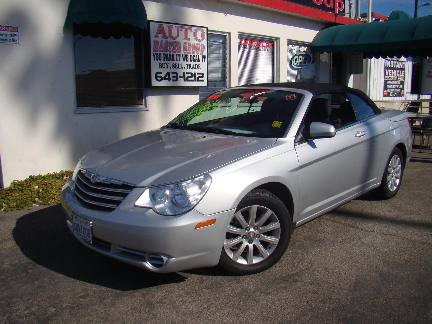 2010 Chrysler Sebring Touring photo 2