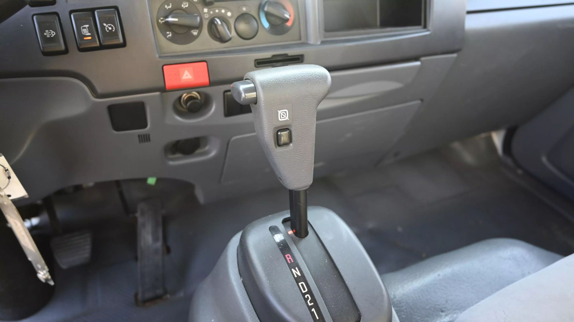 2013 Isuzu Med Duty Nrr - Image 11
