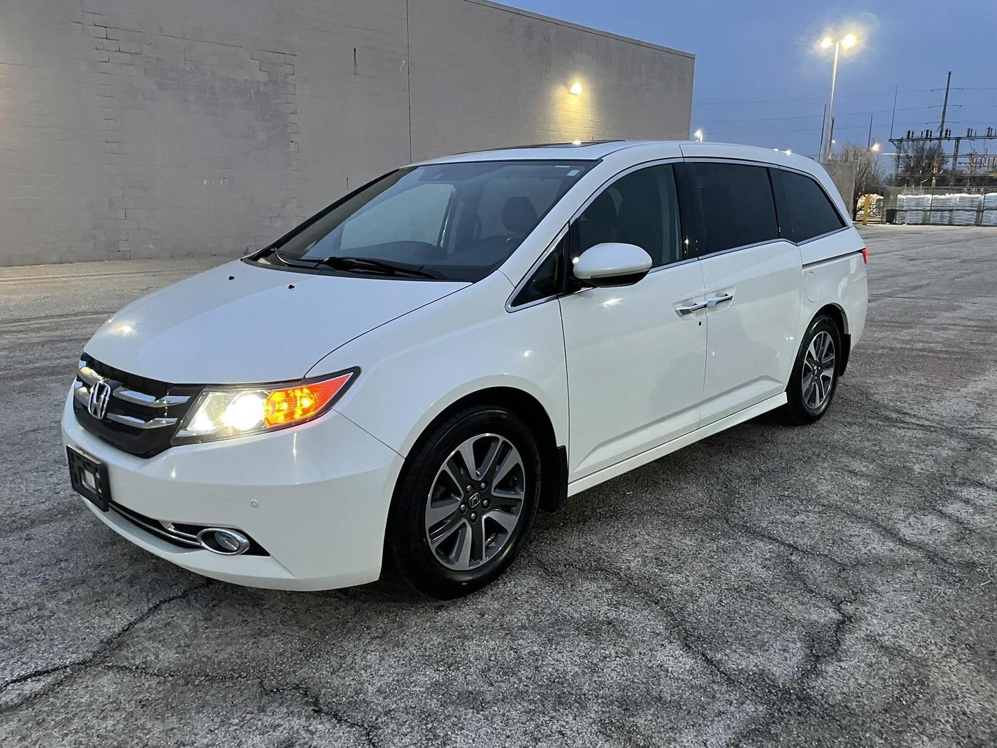 2016 Honda Odyssey Touring Elite photo 2