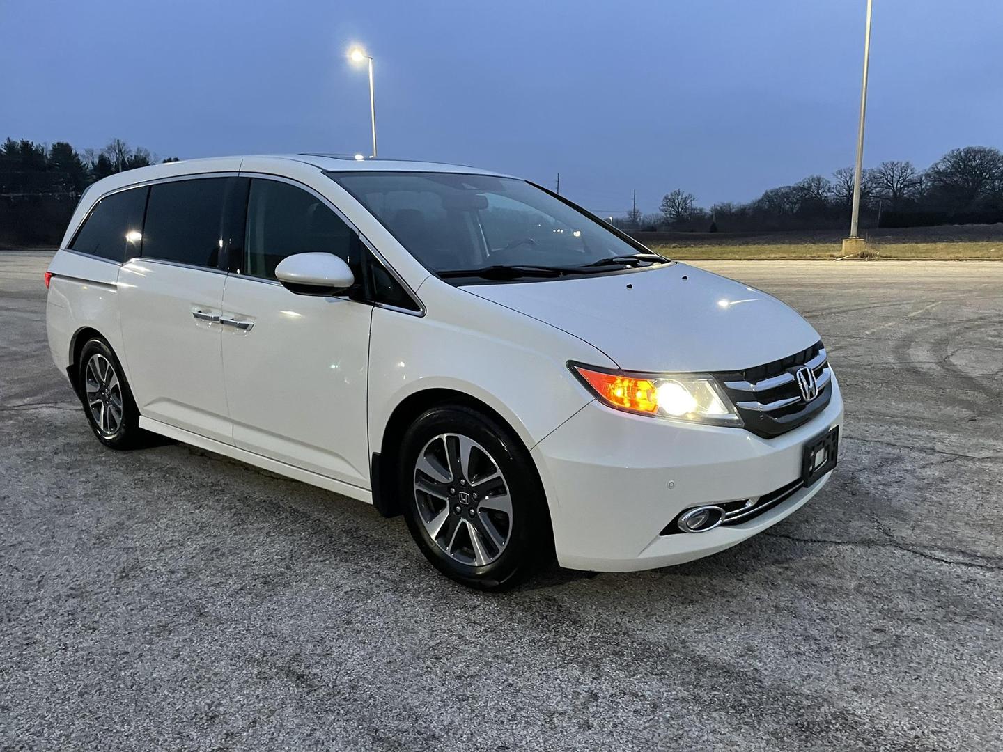 2016 Honda Odyssey Touring Elite photo 4