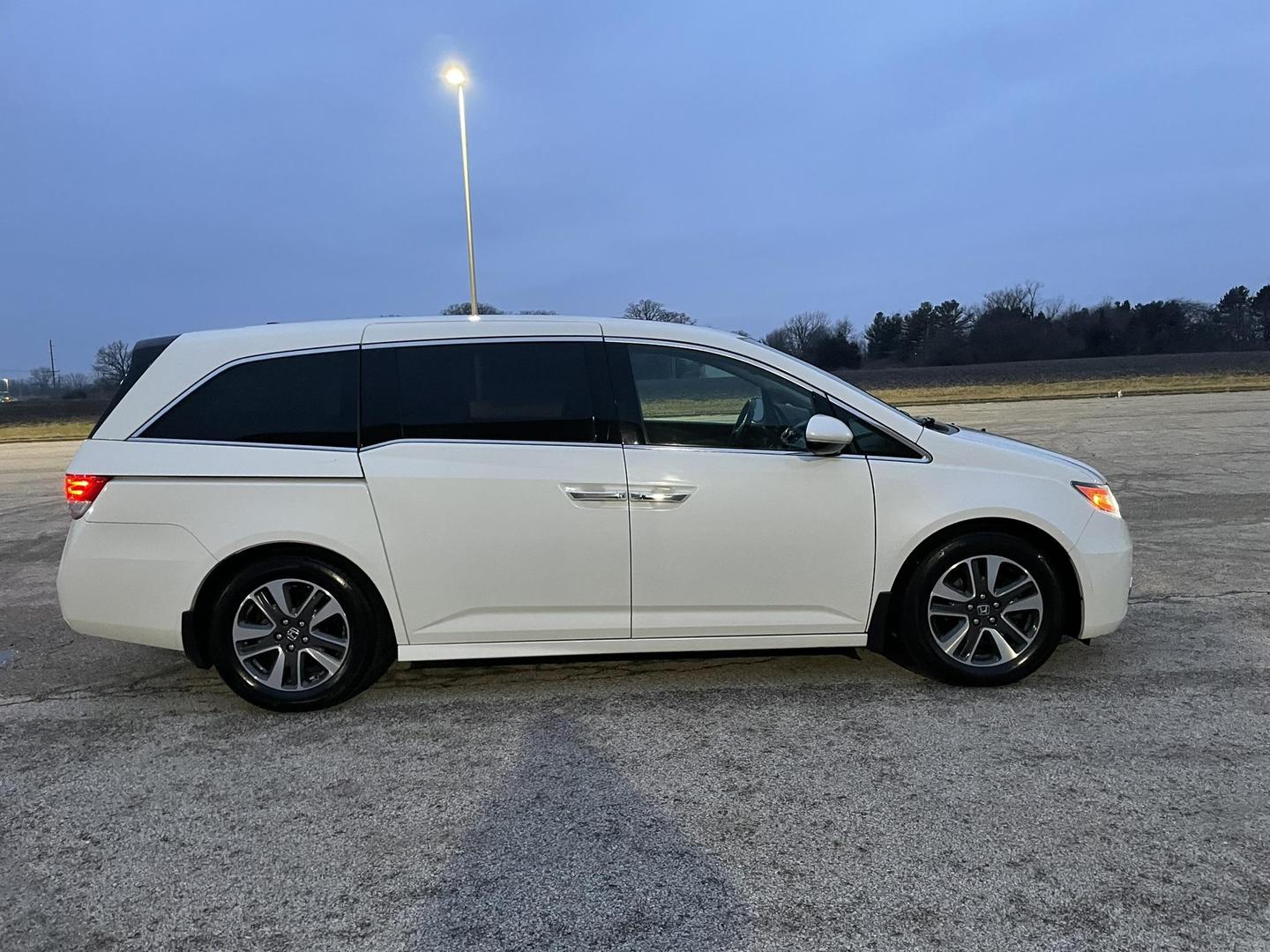 2016 Honda Odyssey Touring Elite photo 5