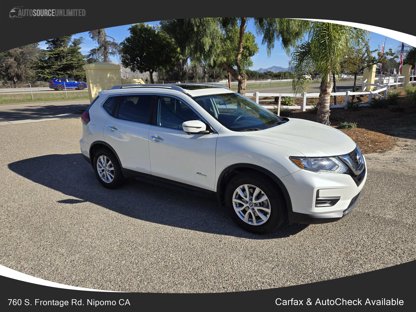 2017 Nissan Rogue SV photo 2