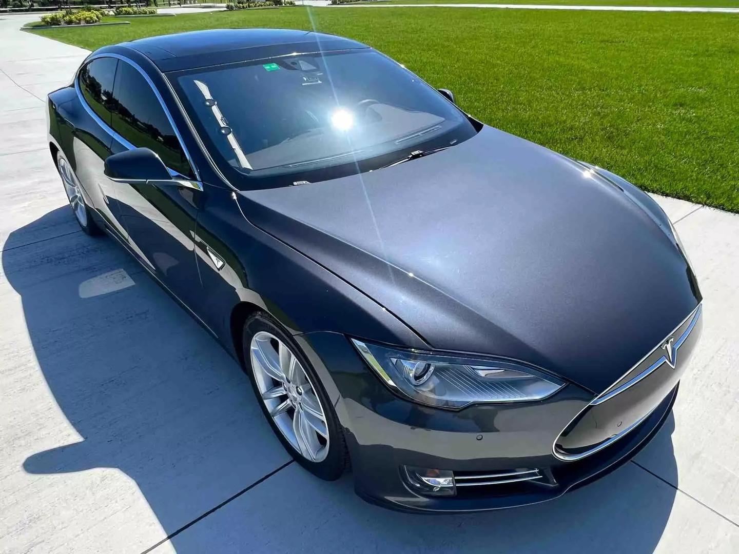 2015 Tesla Model S 85D photo 16