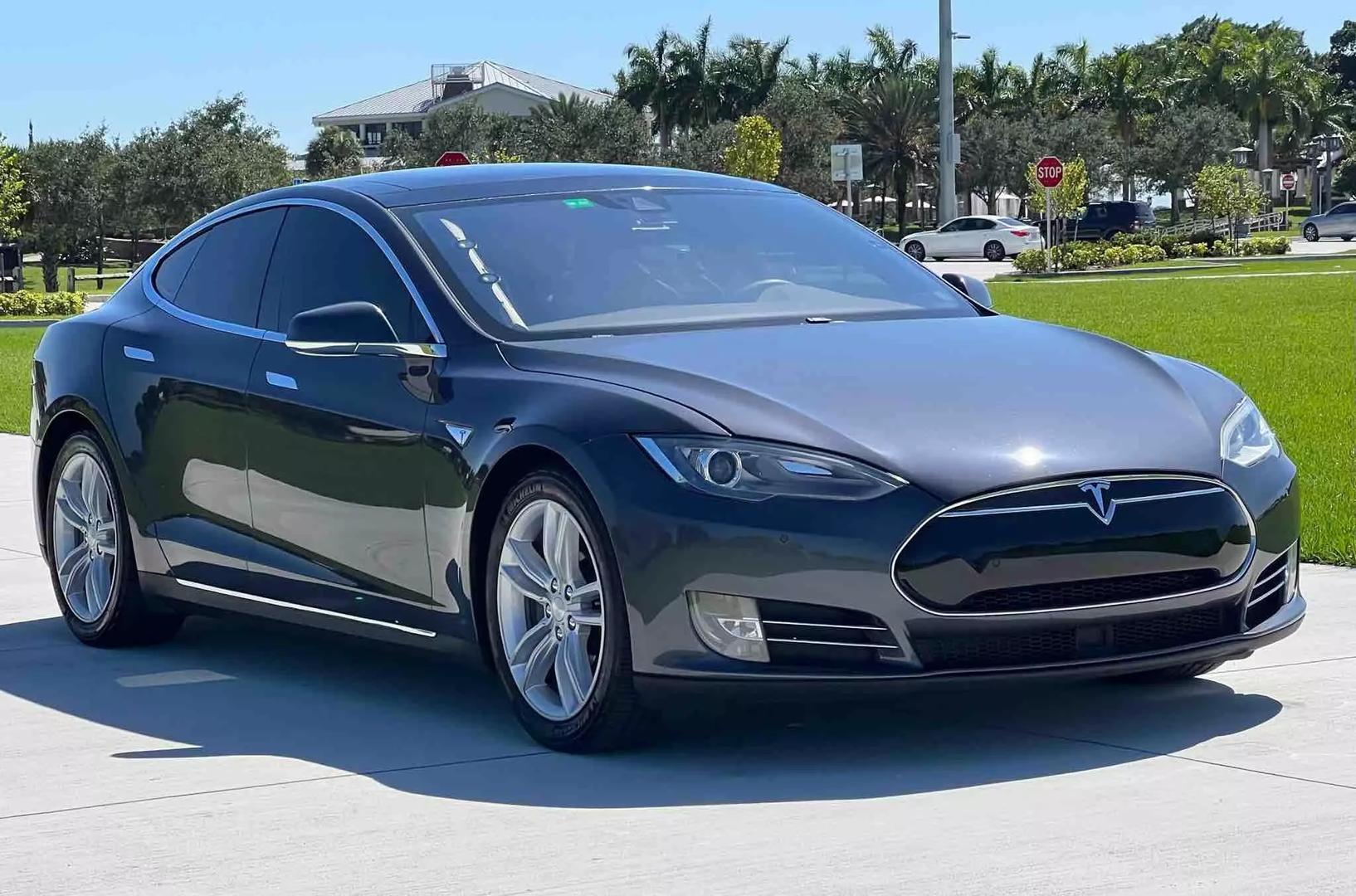 2015 Tesla Model S 85D photo 11