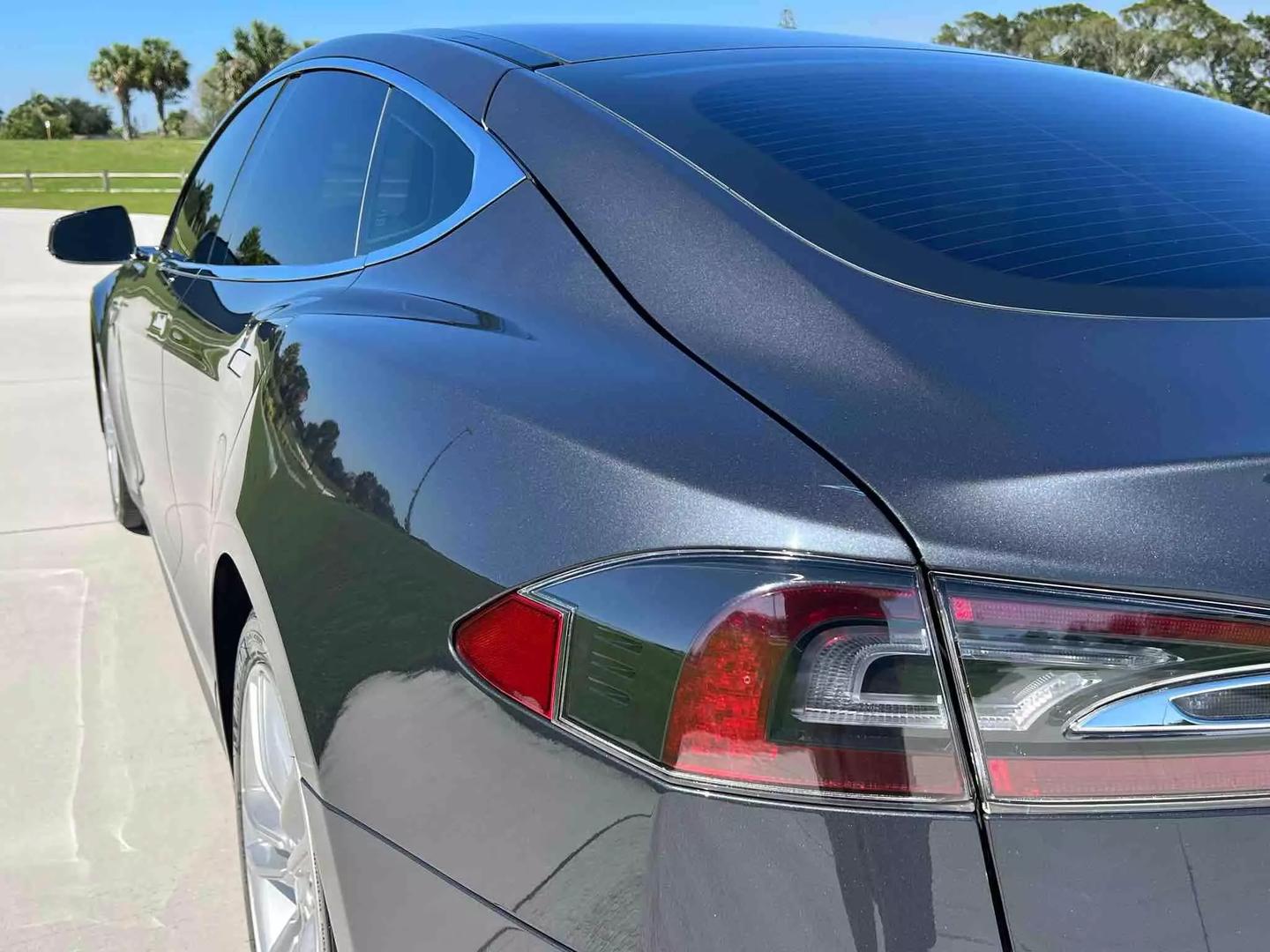 2015 Tesla Model S 85D photo 18