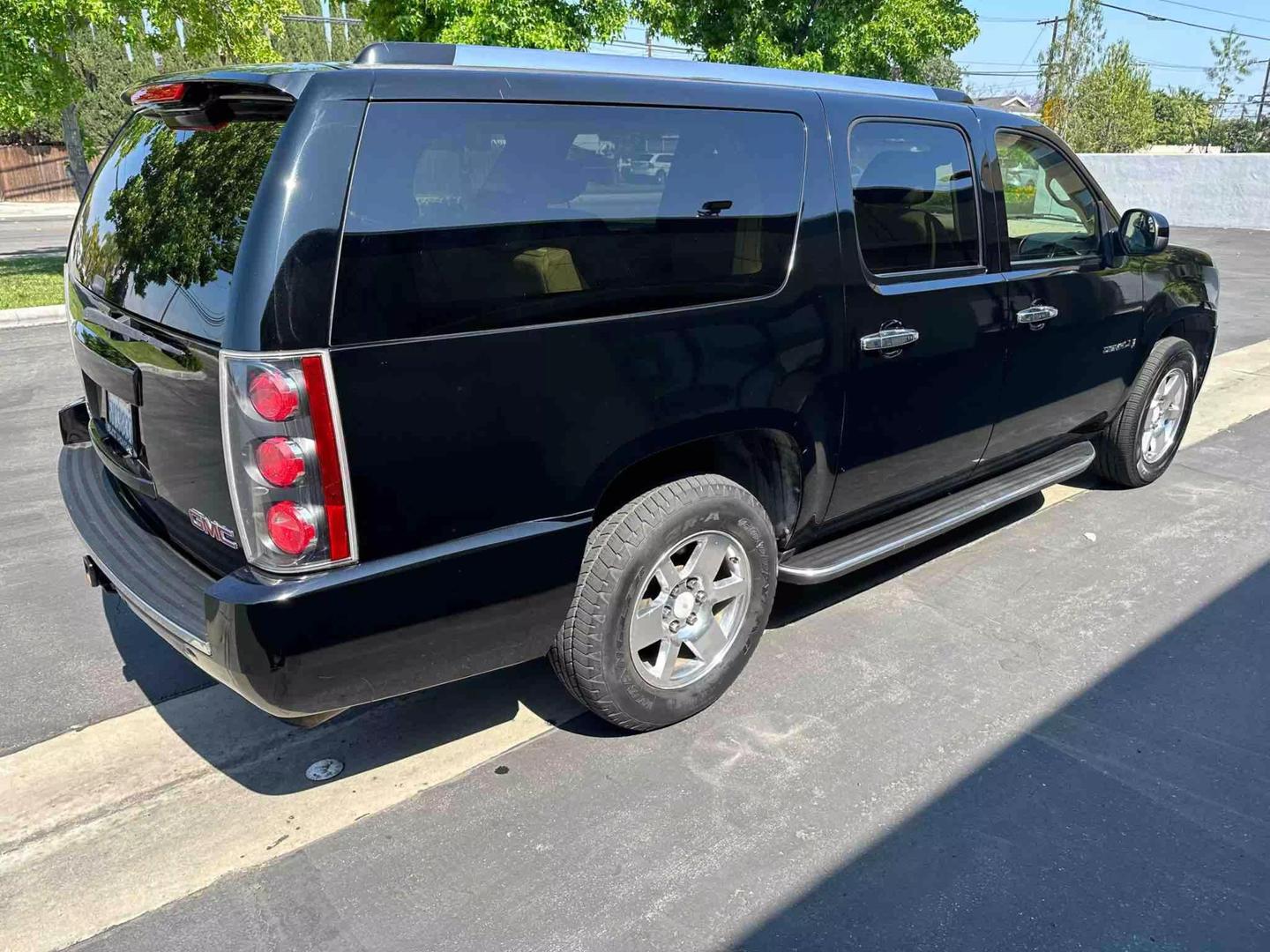 2007 GMC Yukon XL Denali photo 4