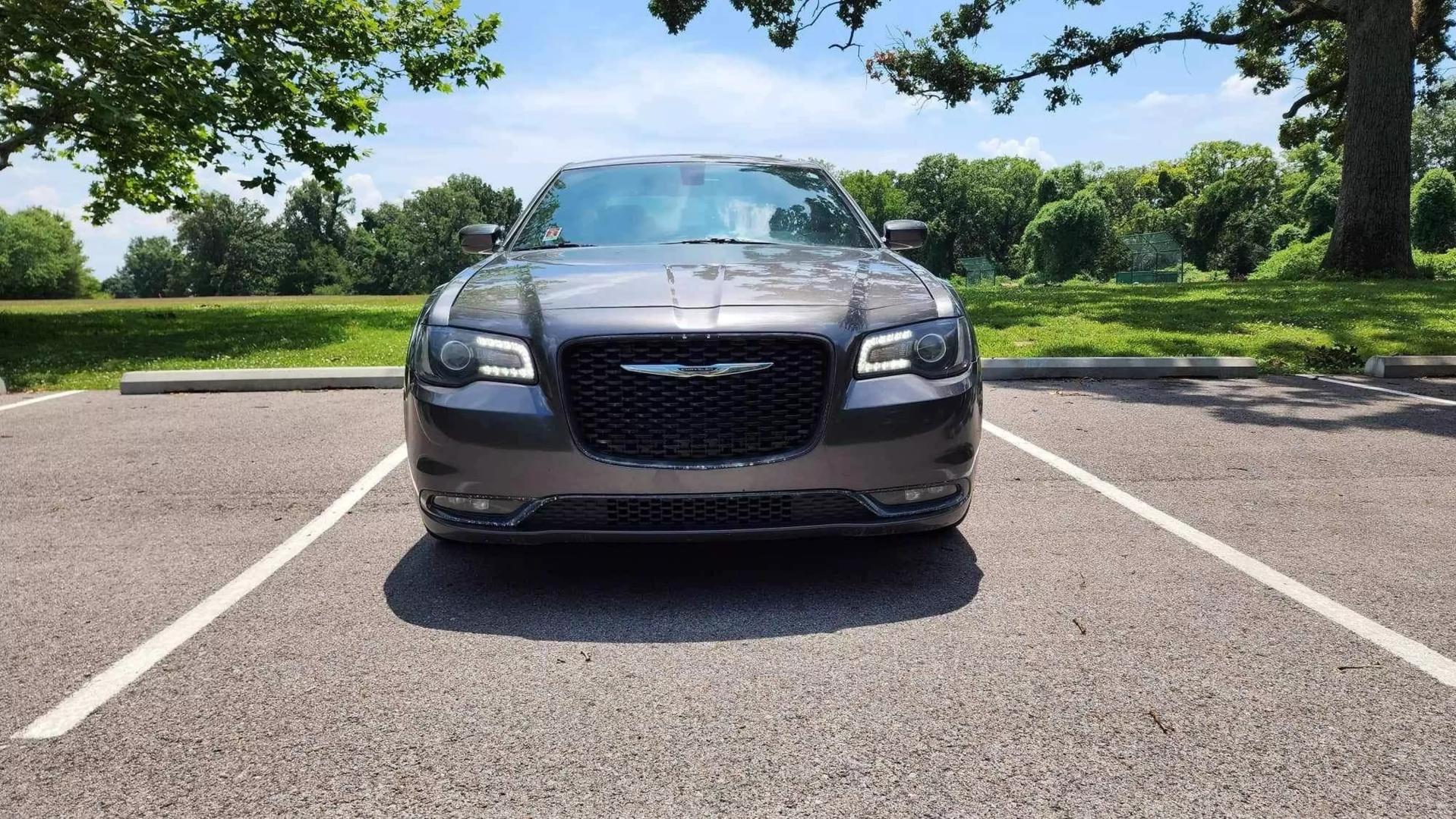 2018 Chrysler 300 S photo 2