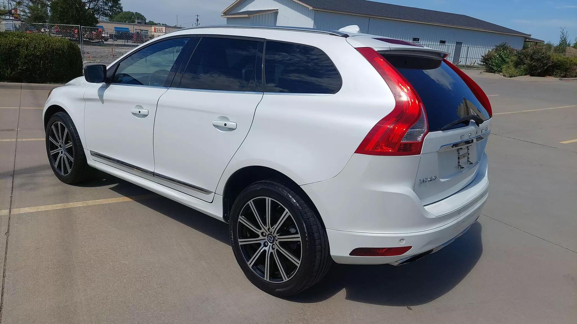 2015 Volvo XC60 T6 Platinum photo 7