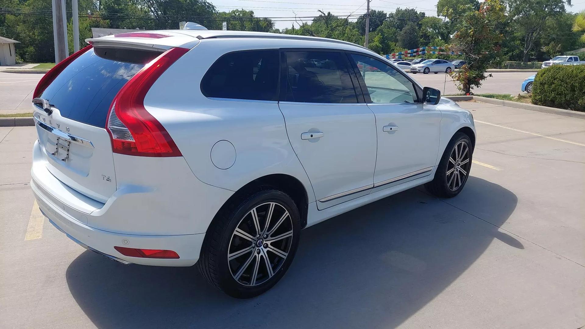 2015 Volvo XC60 T6 Platinum photo 5