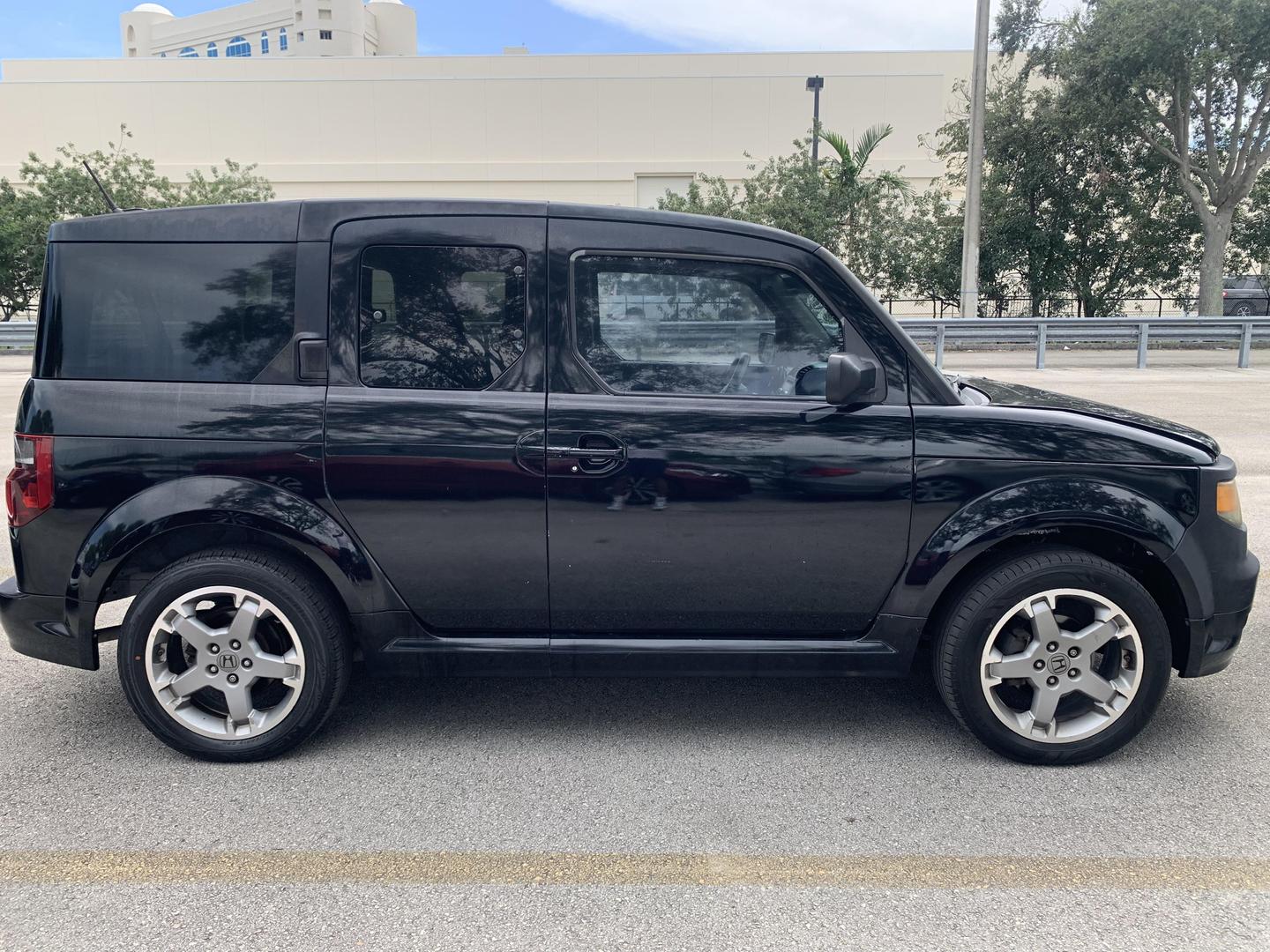 Honda Element's photo