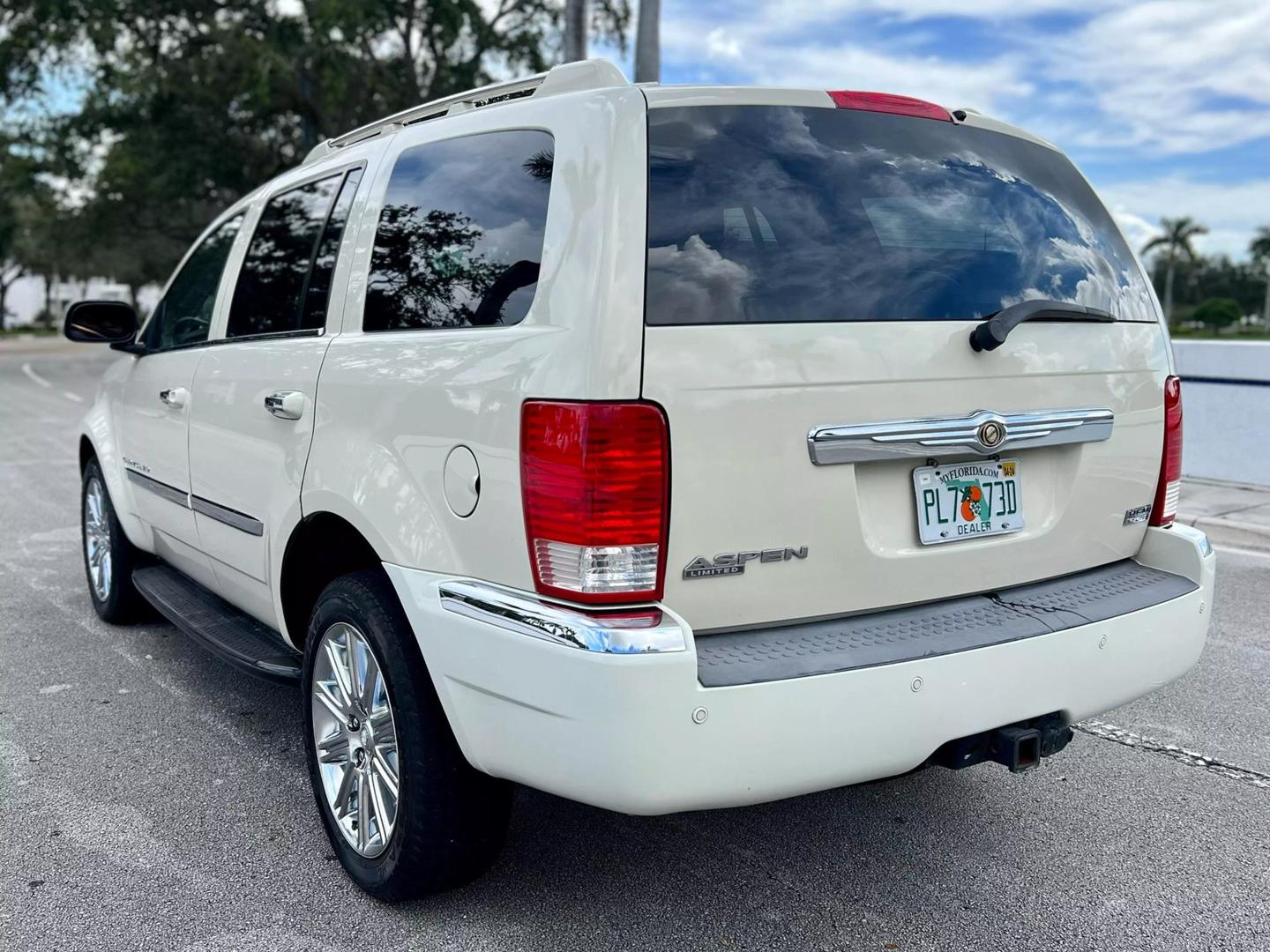 2007 Chrysler Aspen Limited photo 3