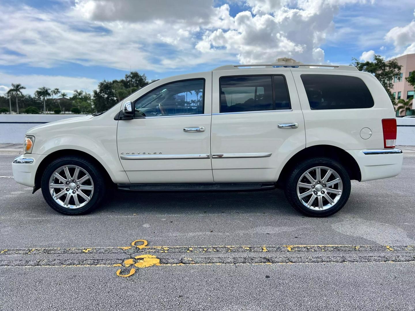 2007 Chrysler Aspen Limited photo 2