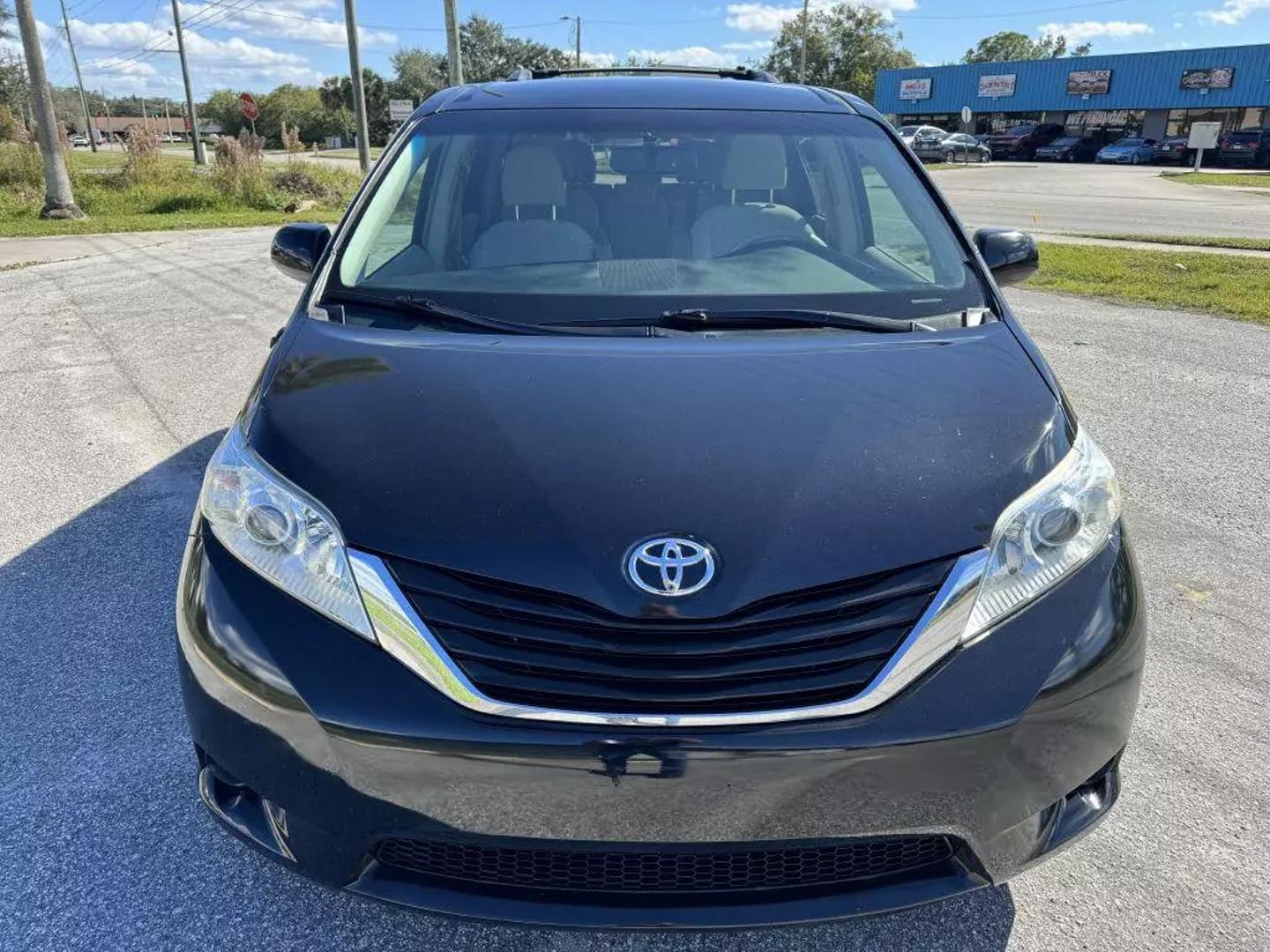 2011 Toyota Sienna LE photo 8