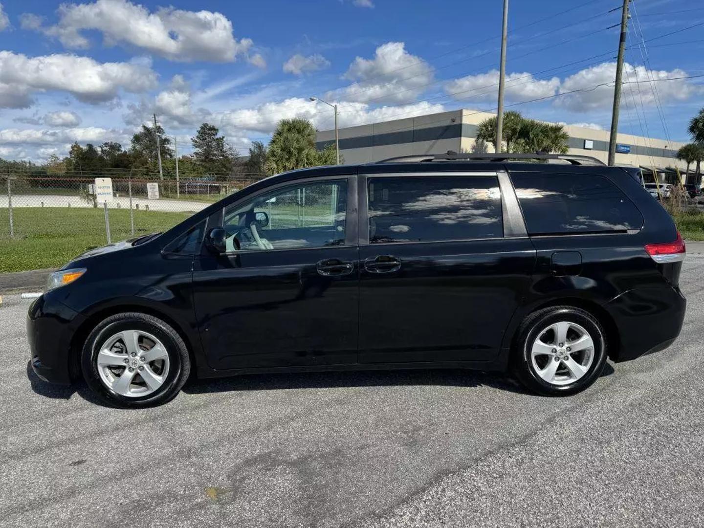 2011 Toyota Sienna LE photo 2