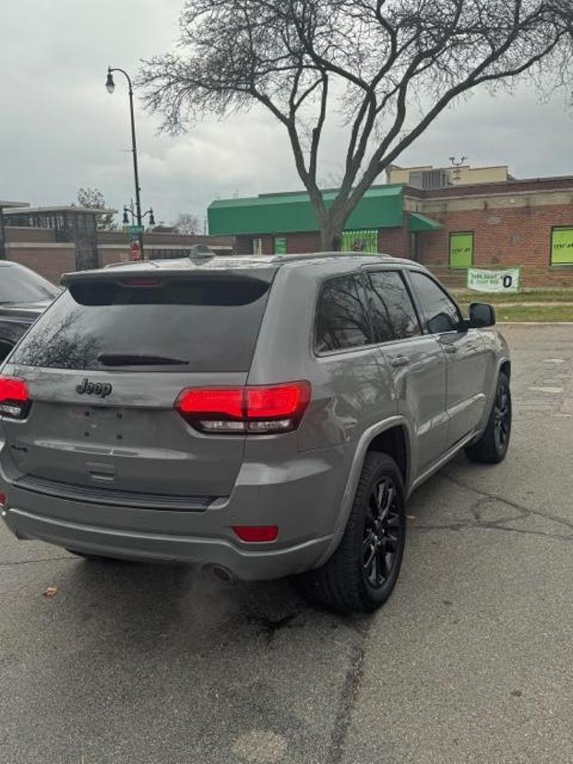 2019 Jeep Grand Cherokee Altitude photo 3